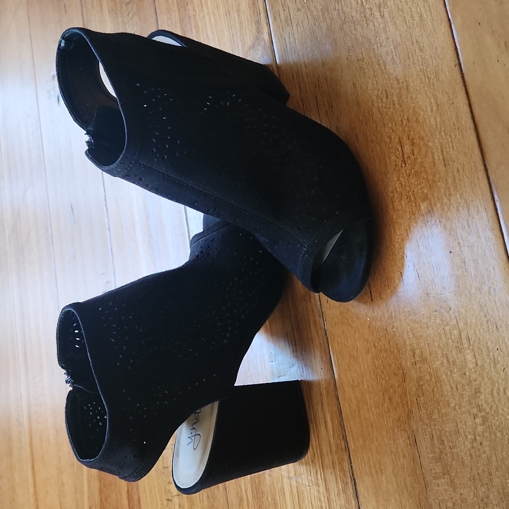 Y Not? black peep-toe booties, suede-like material w/cut-outs, 10M